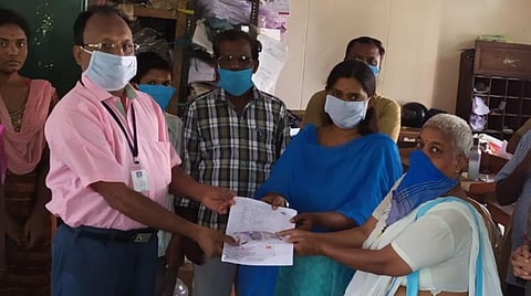 பிரதமர், அனைத்து மாநில முதல்வர்களுக்கு மணியார்டர் மூலம் தலா ரூ.100 நிவாரண நிதி வழங்கிய 65 வயது மூதாட்டி: சாப்பாட்டுக்காக வைத்திருந்த பணத்தை வழங்கி நெகிழ்ச்சி