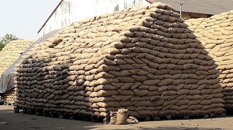 ஒழுங்குமுறை விற்பனைக் கிடங்கில் அடுக்கி வைக்கப்பட்டுள்ள நெல் மூட்டைகள்