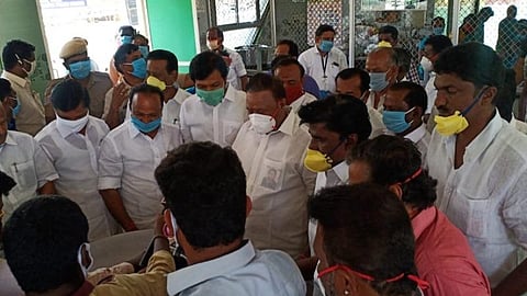 திண்டுக்கல்லில் அம்மா உணவகத்தில் அமைச்சர் திண்டுக்கல் சி.சீனிவாசன் பங்கேற்ற இலவச உணவு வழங்கும் நிகழ்ச்சியில் சமூக இடைவெளி கடைப்பிடிக்கப்படாமல் நெருக்கமாக கூடியிருந்த கட்சியினர்.