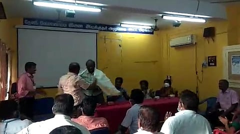 கரோனா விதிகளை மீறி வேளாண் அதிகாரிகளுக்குப் பாராட்டு விழா: பொன்னாடை போர்த்தி, கை குலுக்கிய பணியாளர்கள்