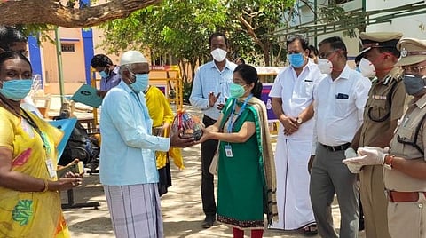 குணமடைந்து வீடு திரும்பியவர்களை வழியனுப்பும் தஞ்சாவூர் மண்டல கரோனா தடுப்பு குழு காவல்துறை தலைவர் சாரங்கன் மற்றும் காவல் துறையினர்