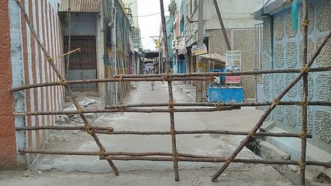 கரோனா தொற்று உறுதி செய்யப்பட்ட பரமக்குடி வைசியாள் வீதியில் போலீஸாரால் அமைக்கப்பட்டுள்ள தடுப்புகள்