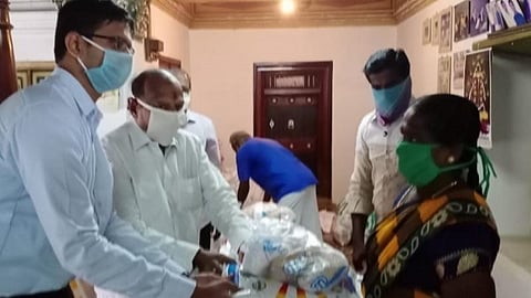 ஏழைகளின் வீடுகளுக்கே சென்று உதவும் முன்னாள் உயர்நீதிமன்ற நீதிபதி; 2,500 குடும்பங்களுக்கு உதவிய ஒரே குடும்பத்தினர்: சிவகங்கையில் மலர்ந்த மனிதநேயம்