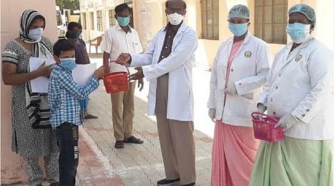 தூத்துக்குடியில் கரோனா சிகிச்சை பெற்று குணமடைந்தவர்களை டீன் திருவாசகமணி வீட்டுக்கு அனுப்பி வைத்தார்