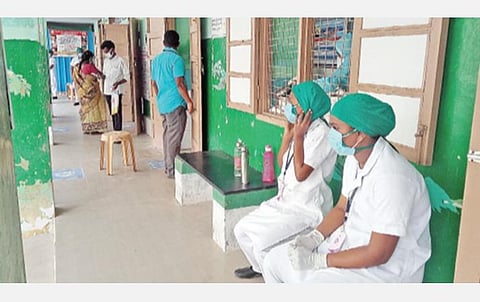 விருதுநகர் அரசு மருத்துவமனையில் கையுறை இல்லாமல் துணி மற்றும் ஓரடுக்கு முகக் கவசம் அணிந்து பணியில் ஈடுபட்டுள்ள அரசு செவிலியர் பயிற்சி பள்ளி மாணவிகள்.