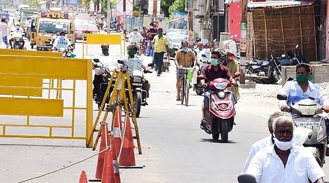 விழுப்புரம் நகரில் ஊரடங்கின்போது சாலையில் பயணிக்கும் வாகனங்கள் | கோப்புப் படம்.