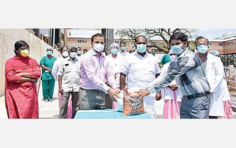 மதுரை அரசு மருத்துவமனை வளாகத்தில் கரோனா நோய் தடுப்பு பிரிவில் பணிபுரியும் செவிலியர்கள், மருத்துவப் பணியாளர்களுக்கு நிவாரணப் பொருட் களை வழங்கினார் அமைச்சர் ஆர்.பி. உதயகுமார்.