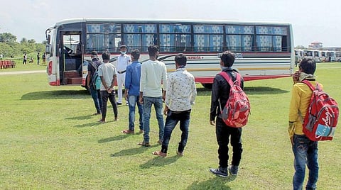 அசாம் மாநிலத்தின் பல்வேறு பகுதிகளில் சிக்கியவர்கள் சொந்த ஊர் திரும்ப 3 நாட்களுக்கு பேருந்துகள் இயக்கப்படுகின்றன. காமரூப் மாவட்டம் அமிங்கான் நகரில் சமூக இடைவெளியை கடைபிடித்து பேருந்துக்காக காத்திருந்த பொதுமக்கள்.படம்: பிடிஐ