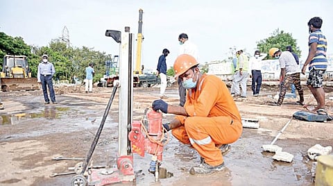 கரோனா வைரஸ் பரவலைத் தடுக்க நாடு முழுவதும் ஊரடங்கு அமல்படுத்தப்பட்டுள்ளதால் ரயில் சேவை முற்றிலும் தடை செய்யப்பட்டுள்ளது. மேலும், வாகனப் போக்குவரத்து, மக்கள் நடமாட்டம் இல்லாததால் சென்னை யானைகவுனியில் பழுதடைந்த ரயில்வே மேம்பாலத்தை இடிக்கும் பணி குறைந்த பணியாளர்களைக் கொண்டு நடைபெற்று வருகிறது.படம். ம.பிரபு