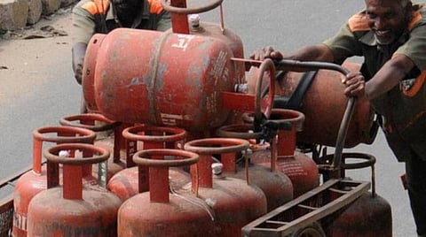 இம்மாதத்துக்கான இலவச காஸ் சிலிண்டருக்கு முன்பதிவு செய்ய இன்று கடைசி: எண்ணெய் நிறுவனங்கள் அறிவுறுத்தல்