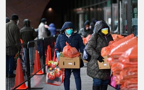 நியூயார்க் உணவு வங்கியில் மக்கள்