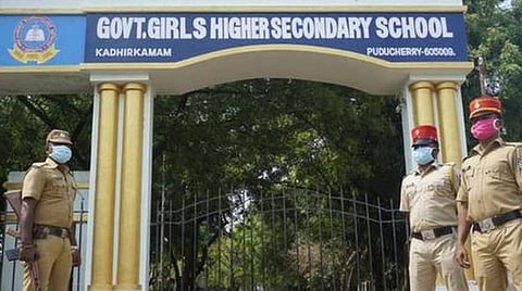 பள்ளித்தலமனைத்தும் கோயில் செய்குவோம் என்றார் மகாகவி; புதுச்சேரியில் தற்காலிகச் சிறைகளாக மாறும் கல்வி நிலையங்கள்