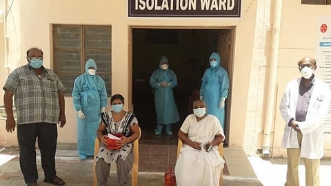 தூத்துக்குடியில் கரோனாவில் இருந்து குணமடைந்து வீடு திரும்பியவர்கள்.