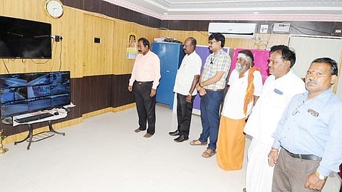 சிவகங்கை மாவட்ட ஆட்சியர் அலுவலகத்தில் கண்காணிப்பு கேமரா காட்சிகளை ஆட்சியர் ஜெயகாந்தன் பார்வையிட்டார்.