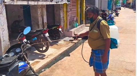 துக்கத்தைவிட தூய்மைப் பணியே முக்கியம்: அம்மாவின் இறுதிச் சடங்கை முடித்த கையோடு பணிக்கு வந்த அய்யாத்துரைக்கு குவியும் பாராட்டு