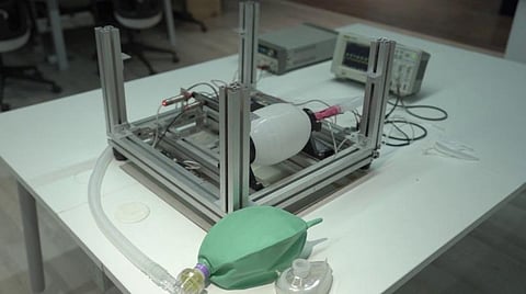 செயற்கை சுவாசக் கருவி.