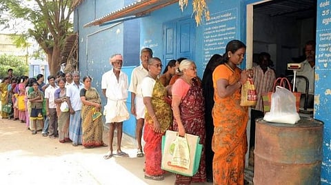 இப்போதுள்ள சூழ்நிலையில் உடனடியாக ‘ஒரே நாடு ஒரே ரேஷன் அட்டை’ திட்டம் அமல்படுத்த பரிசீலிக்கலாம்: மத்திய அரசுக்கு உச்ச நீதிமன்றம் உத்தரவு