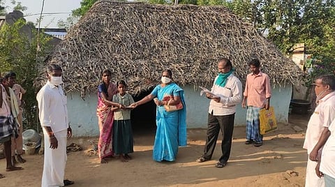 மாணவி ஒருவரின் பெற்றோரிடம் உதவித்தொகை வழங்கும் அரசுப்பள்ளி தலைமையாசிரியை கண்ணகி.