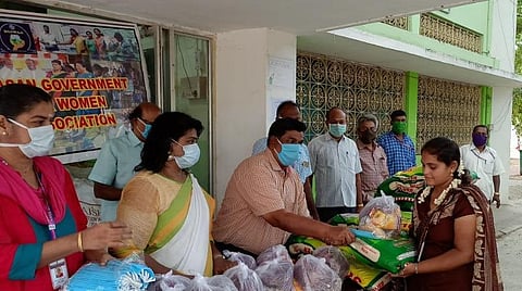 நிவாரணப் பொருட்களை வழங்கும் முன்னாள் மாணவிகள்.