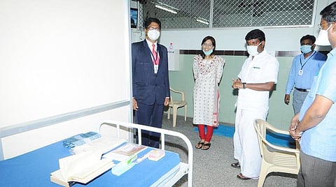 கோவிட் நல வாழ்வு மையத்தைப் பார்வையிடும் அமைச்சர் விஜயபாஸ்கர்