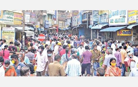 அத்தியாவசியப் பொருட்களை வாங்க குவிந்த பொதுமக்கள்: திருப்பூர் சாலைகளில் வாகன நெரிசல்