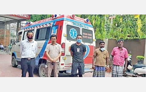 மிசோரம் மாநிலத்துக்கு இளைஞரின் உடலை ஆம்புலன்ஸில் எடுத்துச்சென்ற தமிழக ஓட்டுநர்கள்.