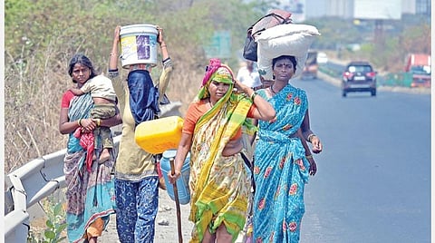 மகாராஷ்டிரா உள்ளிட்ட வெளி மாநிலங்களில் சிக்கிய உ.பி. தொழிலாளர்கள் சொந்த ஊர் திரும்ப விருப்பம்: ஒரே நாளில் ஒரு லட்சம் பேர் ஹெல்ப்லைனை தொடர்பு கொண்டனர்