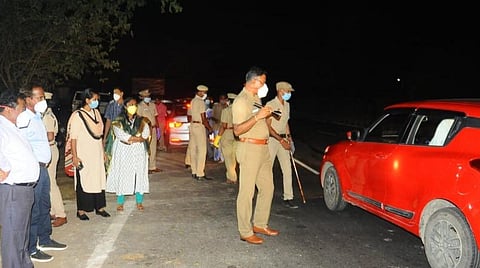 திண்டிவனம் அருகே ஓங்கூரில் காஞ்சிபுரம் மாவட்டத்திலிருந்து வரும் வாகனங்கள் சோதனைக்குப் பின் அனுமதிக்கப்படுவதை ஆட்சியர் அண்ணாதுரை தலைமையிலான குழுவினர் ஆய்வு மேற்கொள்கின்றனர்.