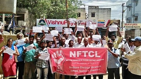 ஊதியம் உள்ளிட்ட கோரிக்கைகளை வலியுறுத்திப் போராட்டத்தில் ஈடுபட்ட பிஎஸ்என்எல் ஒப்பந்தத் தொழிலாளர்கள்.