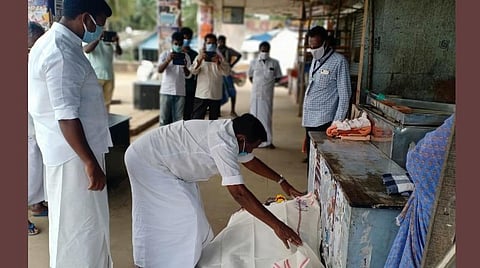 இறுதிச் சடங்கு பணிகளை முன்னின்று நடத்திய எம்எல்ஏ.