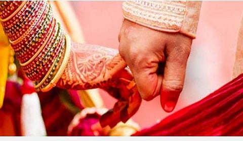 மளிகை பொருட்கள் வாங்க கடைக்கு சென்று மணமகளுடன் திரும்பிய உ.பி. இளைஞர்