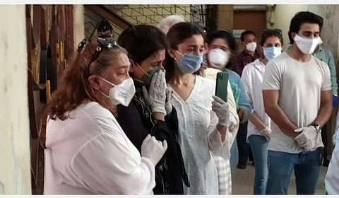 கடும் ஊரடங்கால் வரமுடியாத நிலை- வீடியோ காலில் தந்தையை பார்த்து அழுத ரிஷி கபூர் மகள்