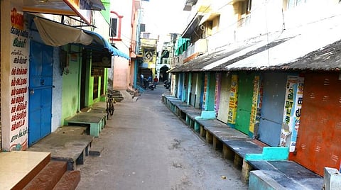 மூடிக்கிடக்கும் நகை தொழிலாளர் கடைகள்.