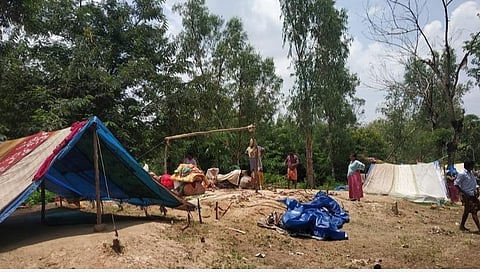 குமரியில் ஊரடங்கால் குழந்தைகளுடன் உணவின்றி தவிக்கும் கார்நாடக நாடோடி மக்கள்: மருந்து, மாத்திரைகள் கிடைக்காமல் கர்ப்பிணிகள் அவதி