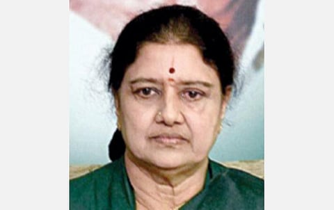 இரட்டை இலை சின்னம் தொடர்பாக சசிகலா தாக்கல் செய்த சீராய்வு மனு தள்ளுபடி- உச்ச நீதிமன்றம் உத்தரவு