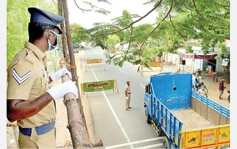 திருச்சி மாவட்ட எல்லையில் உயர் கோபுரம் அமைத்து தீவிர வாகன சோதனையில் ஈடுபட்டுள்ள போலீஸார்.