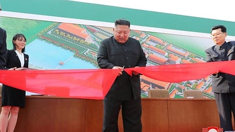 உரத்தொழிற்சாலையை ரிப்பன் வெட்டி தொடங்கி வைத்த வடகொரிய அதிபர் கிம் ஜாங் உன்: படம் உதவி ட்விட்டர்