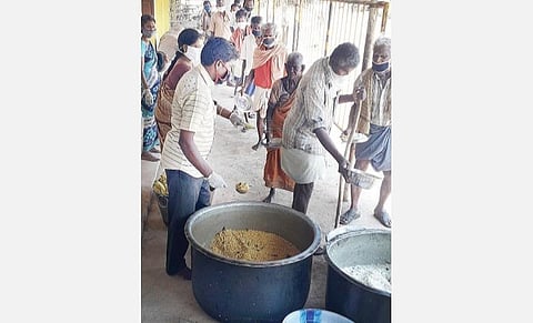 வடலூர் தருமச்சாலையில் சமூக இடைவெளியை கடைபிடித்து உணவு வழங்கப்படுகிறது.