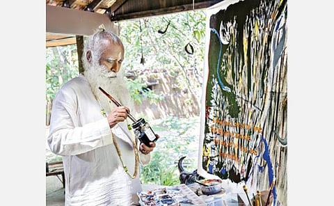 ஓவியம் வரையும் சத்குரு.