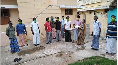 எங்களால் முடிந்தது எங்கள் மக்களுக்கு..!- கரோனாவை எதிர்க்கக் கைகோத்த இரவிபுதூர் கிராமத்து இளைஞர்கள்