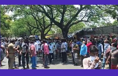 வேளச்சேரியில் போராட்டம் நடத்திய புலம்பெயர் தொழிலாளர்கள்.