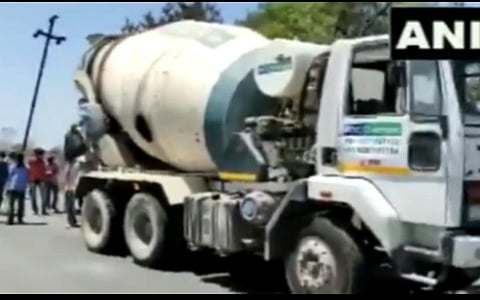 காங்கிரீட் மிக்ஸர் வாகனத்தில் பதுங்கியிருந்து மாநிலம் விட்டு மாநிலம் பயணம்: இந்தூரில் சிக்கிய 18 பேர்; வீடியோ