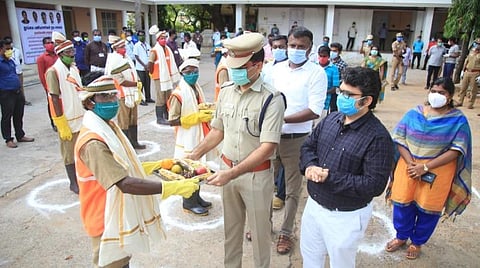 தூய்மைப் பணியாளர்களுக்கு மரியாதை.