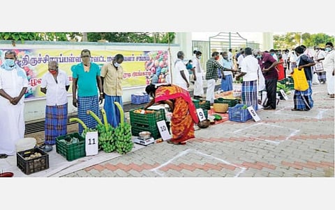 கள்ளிக்குடி உழவர் அங்காடியில் காய்கறிகளை விற்கும் விவசாயிகள். (கோப்புப் படம்)
