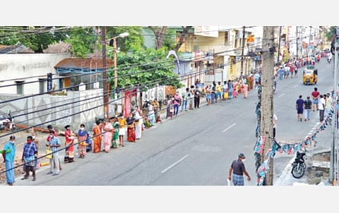 திருப்பூர் பெருமாநல்லூர் சாலை, மேட்டுப்பாளையம் மாநகராட்சி நடுநிலைப் பள்ளியில் நிவாரணப் பொருட்கள் வாங்க நீண்ட வரிசையில் காத்திருந்த மக்கள்.