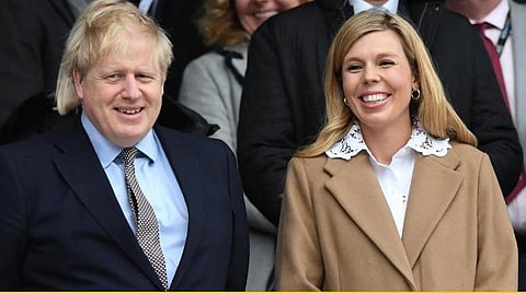பிரிட்டன் பிரதமர் போரிஸ் ஜான்ஸன், அவரின் மனைவி சிம்மன்ஸ்: படம் உதவி ட்விட்டர்