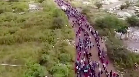 உணவுக்காக 4 கிலோ மீட்டர் தூரம் வரிசையில் நிற்கும் மக்கள்!