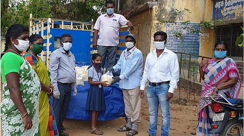 பள்ளியில் படிக்கும் அனைத்து மாணவர்களின் குடும்பங்களுக்கும் உதவிக்கரம்; சொந்த செலவில் வழங்கிய அரசுப் பள்ளி ஆசிரியர்கள்