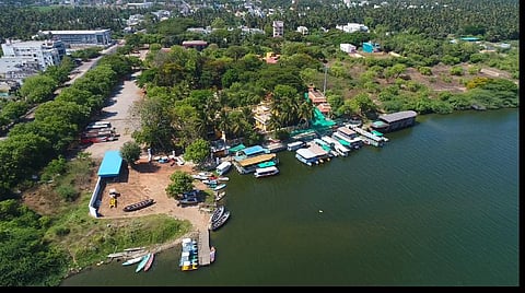 யாருமில்லாமல் தன்னந்தனியாக காத்திருக்கும் படகுகள்- சுண்ணாம்பாறு படகு குழாம்.