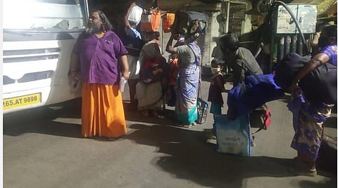 தமிழக அரசின் அனுமதிக்காக 3 பேருந்துகளுடன் 2 தினங்களாக வாரணாசியில் காத்திருக்கும் தமிழர்கள்